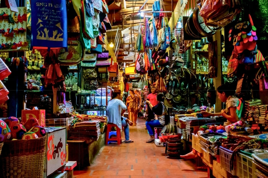 Centre aisle souvenir stalls